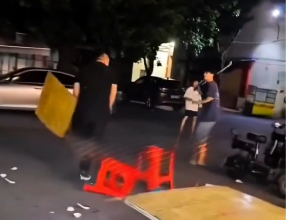 Meja Terbang, Kerusi Pun Jadi Mangsa!